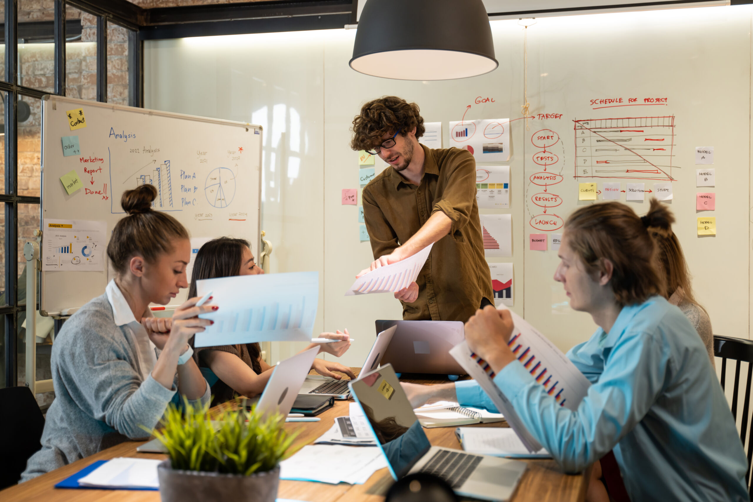 Group of young creative business brain storm meeting presentatio lancer une fintech